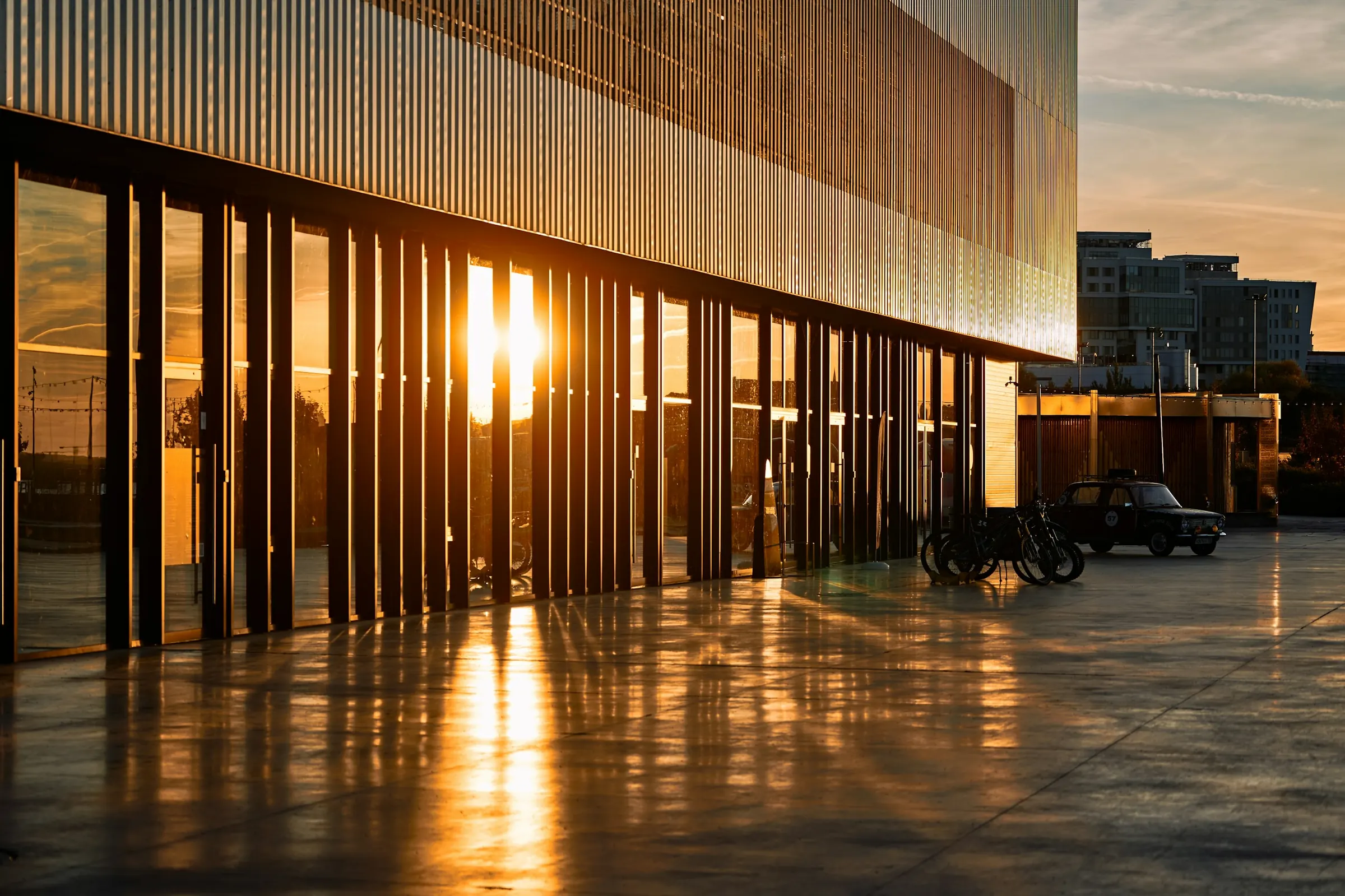Fachada moderna com brises verticais ao entardecer